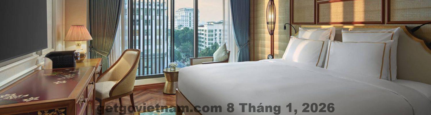 Đánh giá Grand Mercure Hanoi 2026: Khách sạn 5 sao nội đô đáng tiền không? 5 Phòng Deluxe King tại Grand Mercure Hanoi với nội thất gỗ tối màu và giường lớn