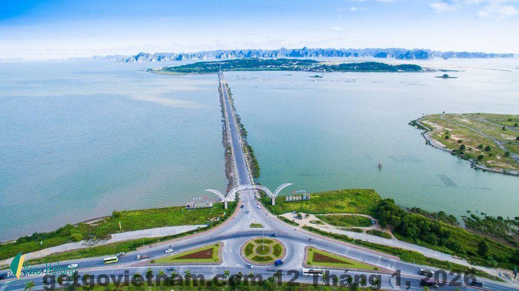 Nhân viên khách sạn chào đón khách với nụ cười tươi.