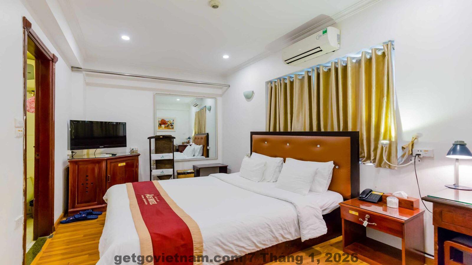 Khu vực ăn sáng tại khách sạn A25 với không gian gọn gàng