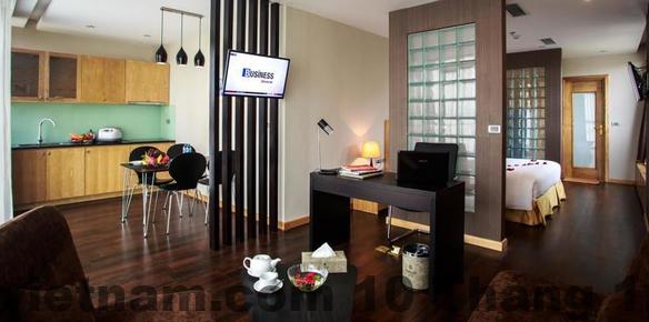 Không gian phòng nghỉ Parkside Sunline Hotel với sàn gỗ, giường đôi và nội thất cơ bản