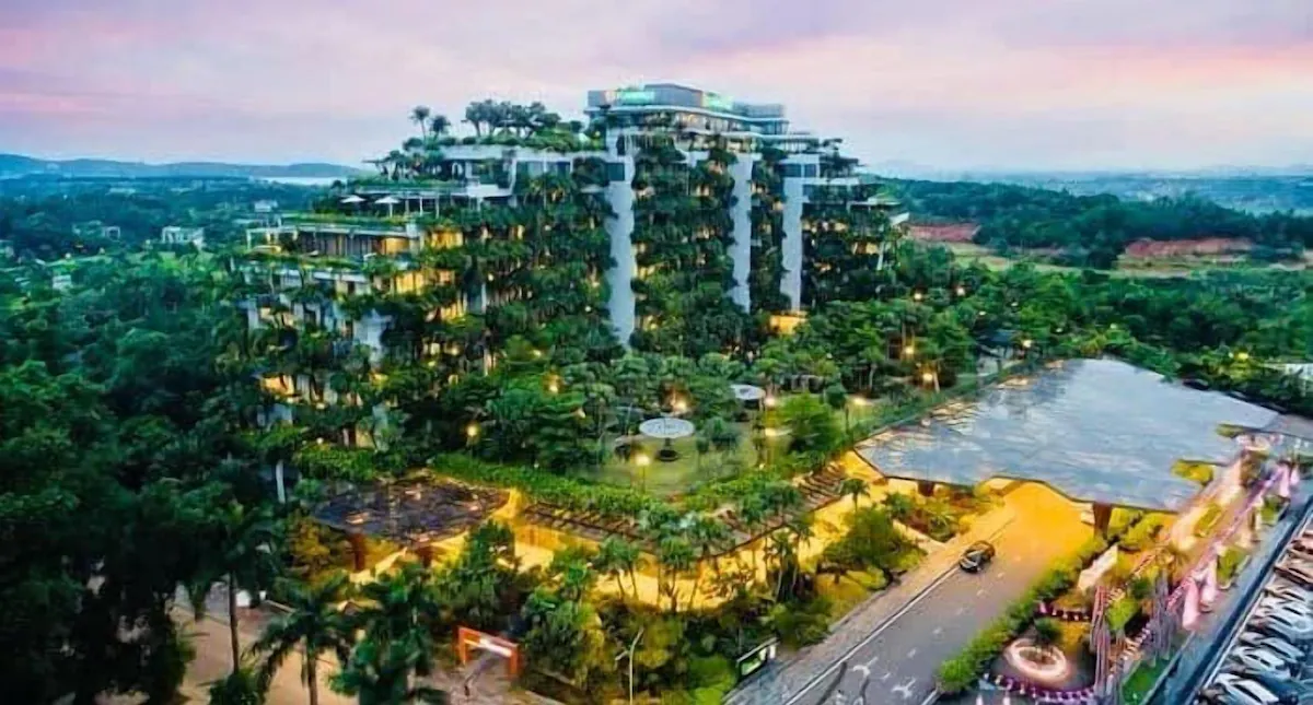 Hồ bơi ngoài trời là nơi lý tưởng để thư giãn.