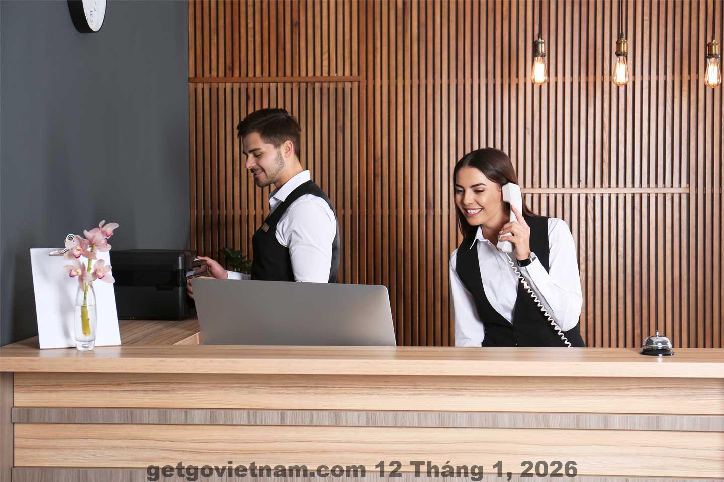 Khu vực lễ tân khách sạn phong cách đơn giản, phục vụ các thủ tục cơ bản