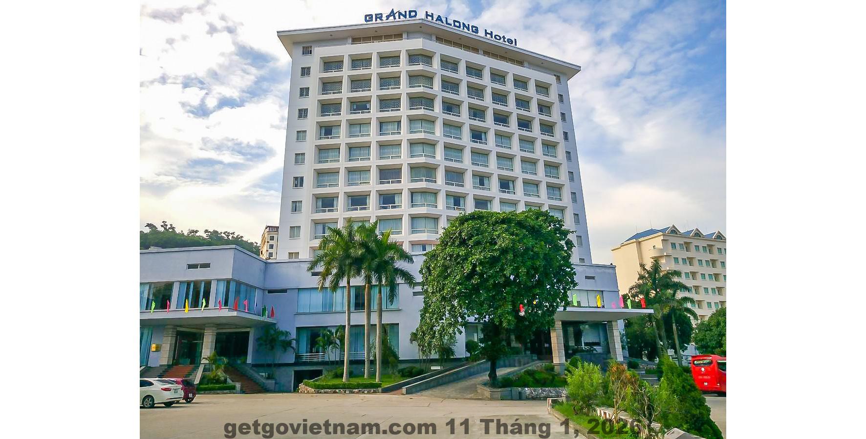Sảnh lễ tân Grand Hạ Long Hotel rộng rãi, phong cách cổ điển, phù hợp khách đoàn