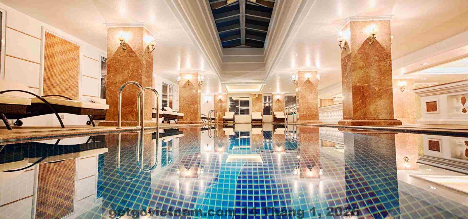 Hồ bơi ngoài trời tại khách sạn Samdi.