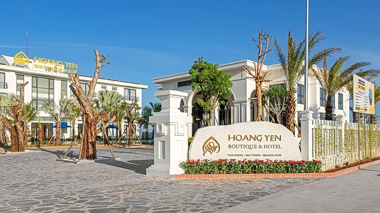 Nhân viên thân thiện luôn sẵn sàng hỗ trợ khách hàng tại khách sạn.