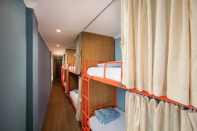 Phòng dorm giường tầng tại Hanoi Backpackers Hostel – rộng rãi và sạch sẽ