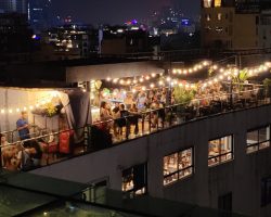 Hanoi-Backpackers-Hostel-Rooftop-Bar_236edb90b01e990095ca7d064d926c81-2