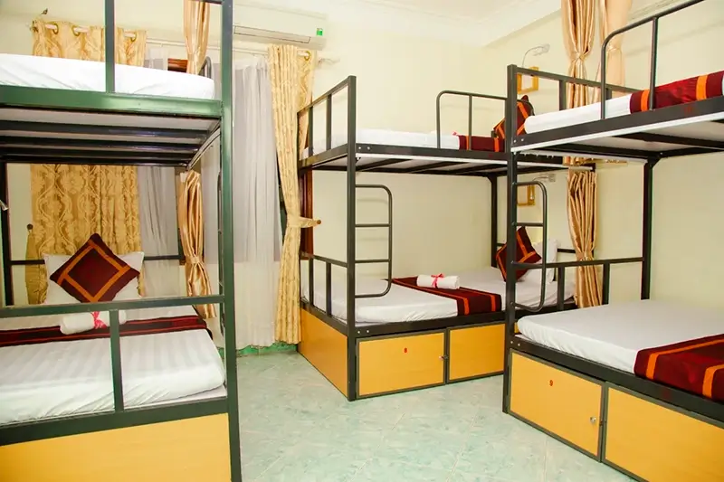Phòng dorm tại Hanoi City Backpackers Hostel với giường tầng có rèm riêng tư