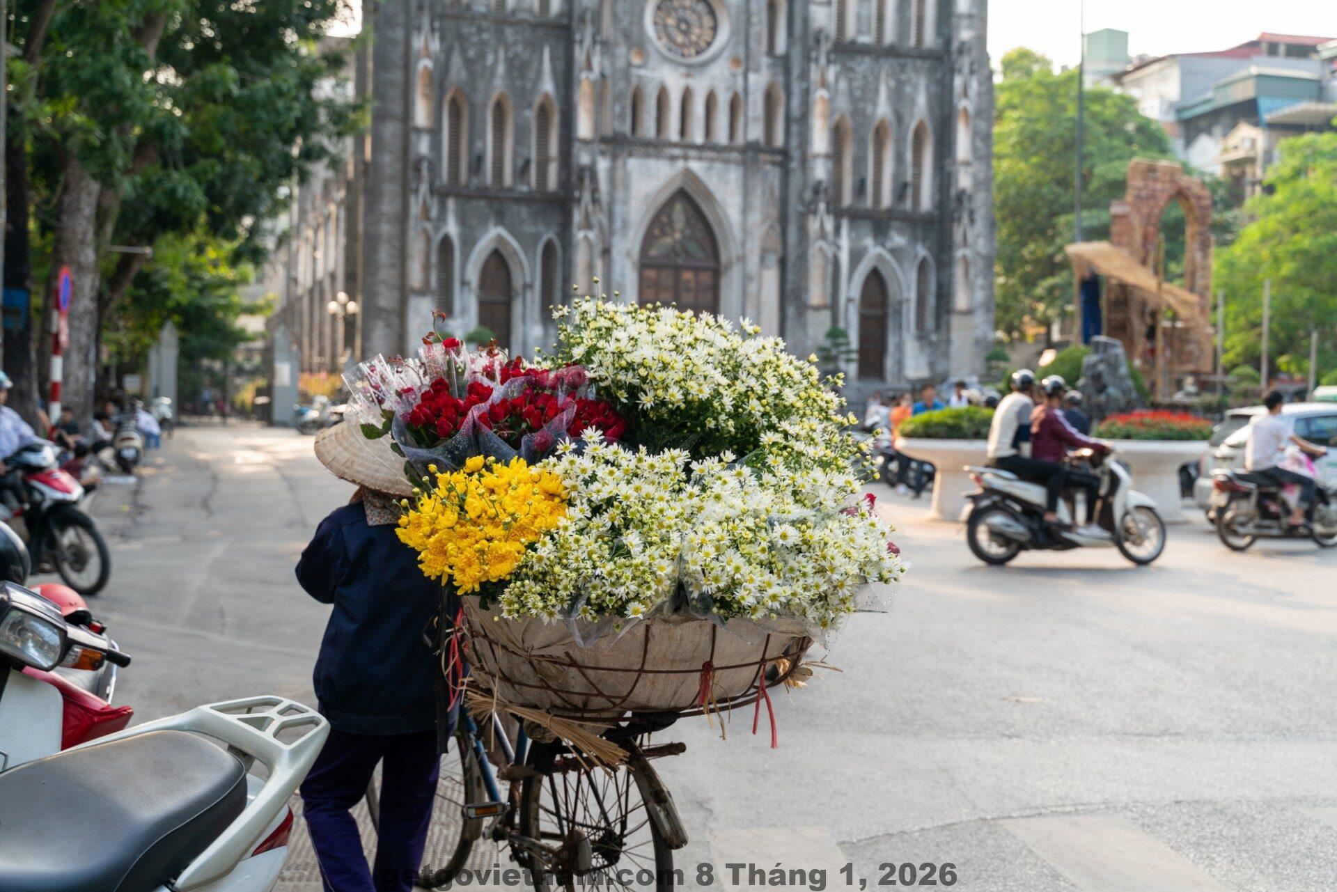 Phố cổ Hà Nội sôi động chỉ cách Perfume's Cozy House vài phút đi bộ