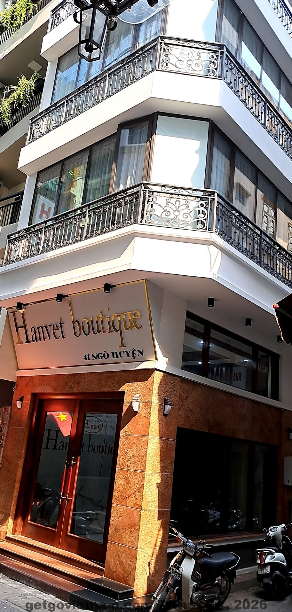 Khu vực lễ tân nhỏ gọn tại Hanoi Hanvet Hotel với nhân viên thân thiện