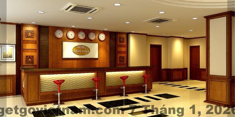 Khu vực lễ tân Khách sạn Hoa Đào với nhân viên thân thiện