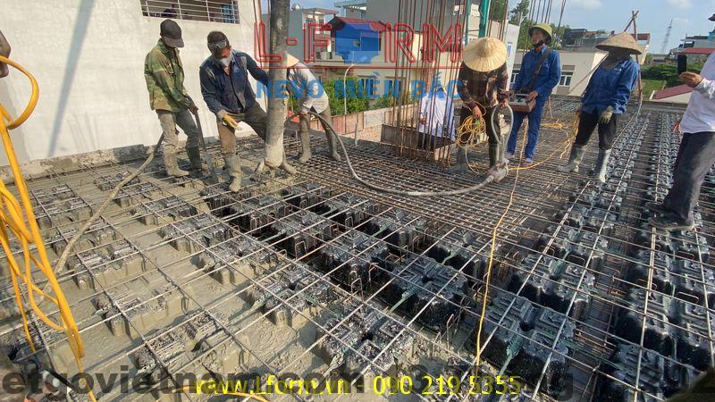 Không gian phòng ngủ tại Hoàng Tử Hotel Yên Mỹ với ánh sáng tự nhiên chiếu vào, tạo cảm giác thoải mái và dễ chịu.