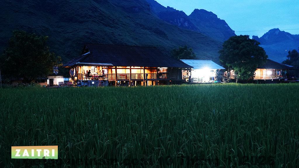 Đi bộ quanh homestay, du khách sẽ được tận hưởng không khí trong lành và khám phá các phong tục, tập quán địa phương.