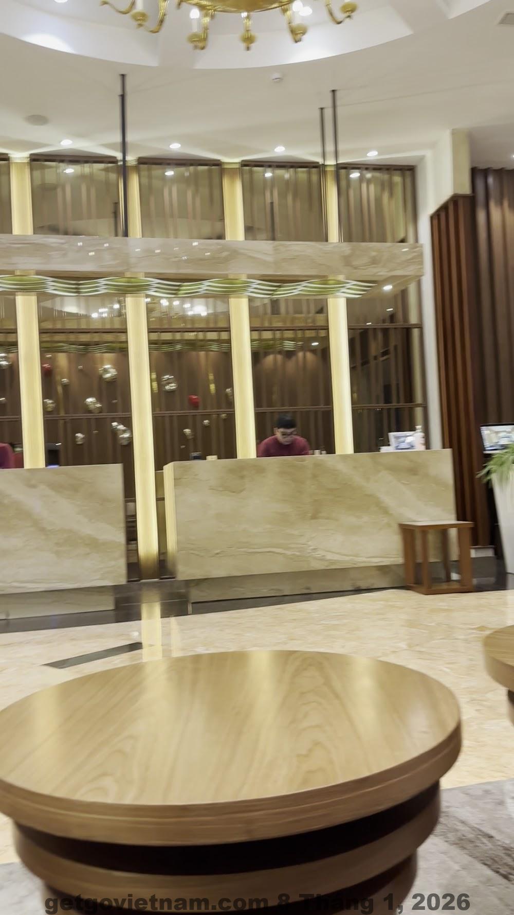 Vị trí Golden Art Hotel gần Hồ Hoàn Kiếm và chợ Đồng Xuân, thuận tiện đi bộ tham quan phố cổ