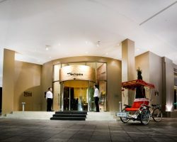 Đánh giá Hotel de l'Opera Hanoi MGallery 2026: Boutique 5 sao có thực sự đáng tiền? Hotel-de-lopera-Entrance-1