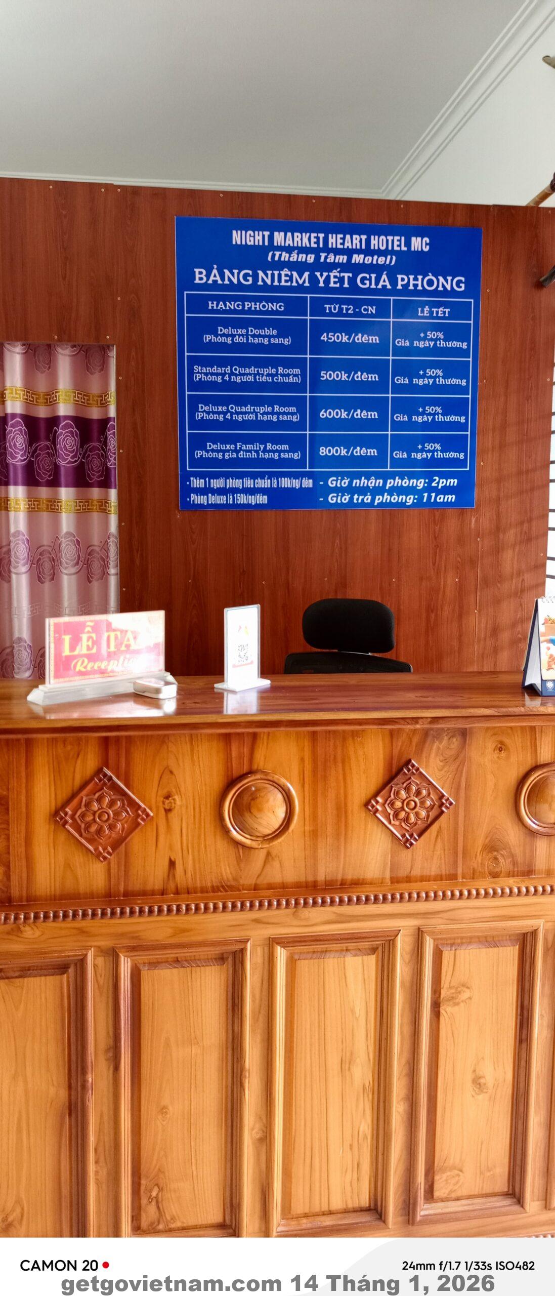 Phòng ngủ Night Market Heart Hotel MC thiết kế đơn giản, sạch sẽ, đủ tiện nghi