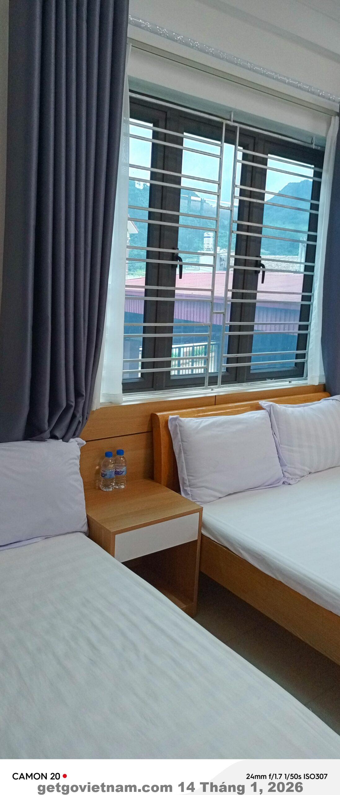 Khu vực lễ tân Night Market Heart Hotel MC gọn gàng, nhân viên thân thiện