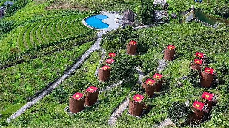 Phòng nghỉ tại TrangKimhotel với giường lớn và không gian rộng