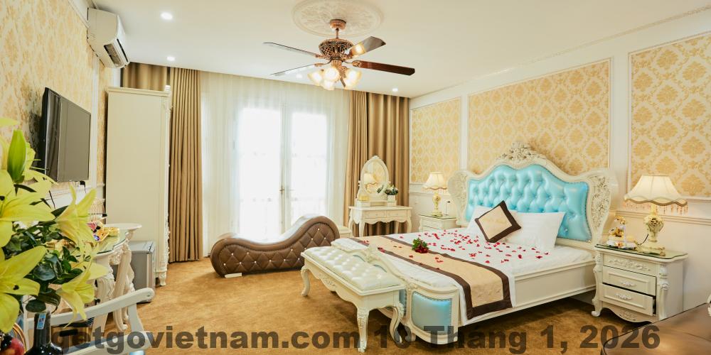 Phòng nghỉ tại Kings Villa với nội thất cơ bản, trang bị giường, bàn làm việc và điều hòa