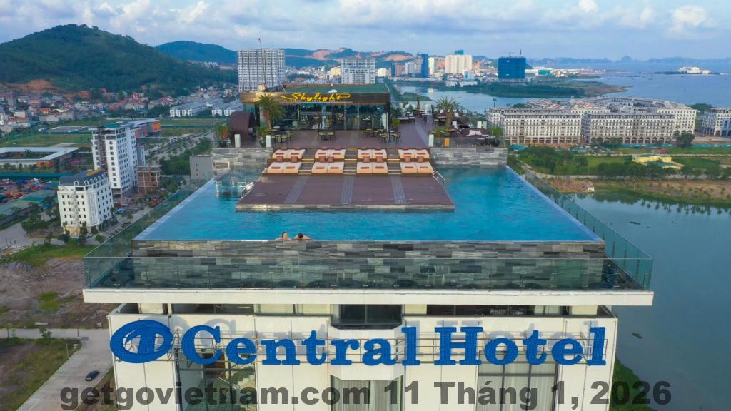 Hồ bơi trong khuôn viên Grand Hạ Long Hotel phục vụ khách lưu trú
