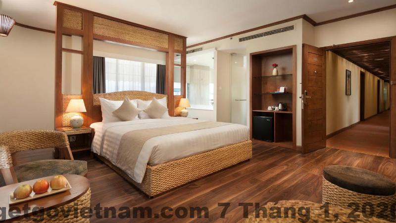 Không gian ăn uống đơn giản kiểu nhà nghỉ tại khu vực Phố Cổ Hà Nội