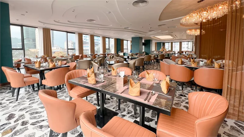 Hồ bơi trong nhà tại The Watson Premium Halong Hotel phù hợp quanh năm