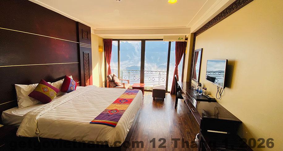 Phòng Deluxe Sapa Vista có ban công riêng và view núi Sa Pa
