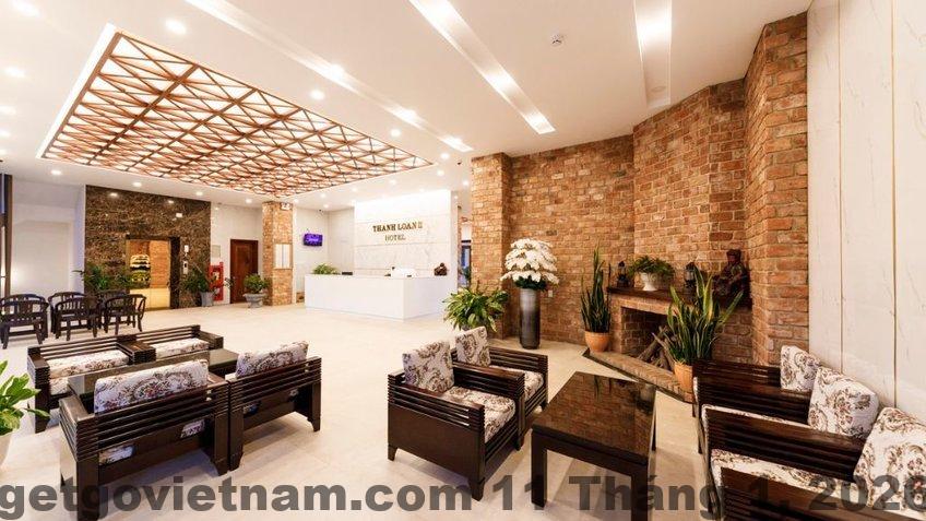 Phòng khách sạn với không gian thoáng đãng nhưng có vẻ cần được cải tạo để nâng cao chất lượng dịch vụ.