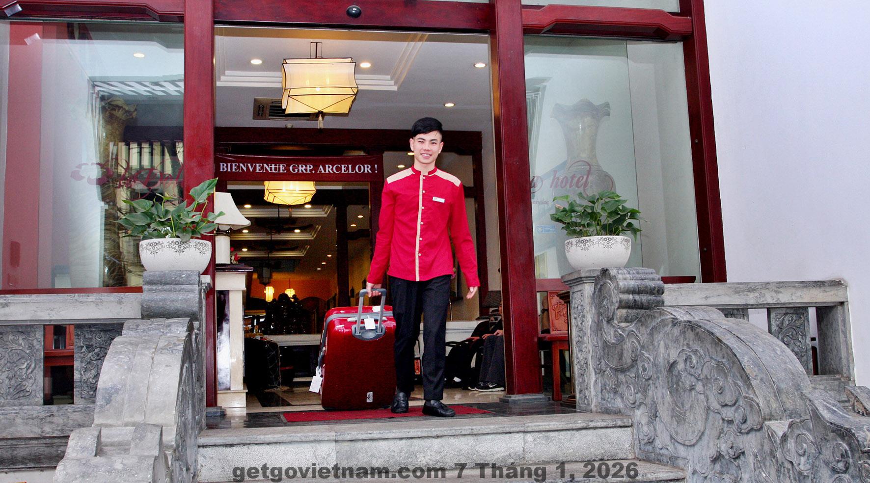 Khách sạn La Dolce Vita Hà Nội Review 2026: Có Đáng Ở Phố Cổ? 3 Sảnh lễ tân khách sạn La Dolce Vita Hà Nội với phong cách cổ điển, không gian nhỏ gọn