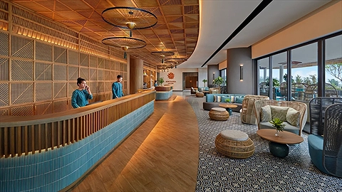 Khu lobby Khách sạn Angsana Quan Lạn với không gian mở và nhân viên lễ tân