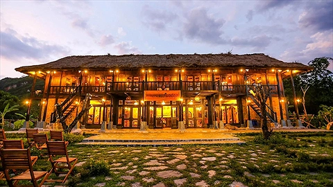 Nhà hàng Mai Châu Ecohouse phục vụ món ăn địa phương trong không gian mở