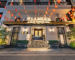 Mặt tiền La Mejor Indochine Hotel nằm trên phố Đào Duy Từ