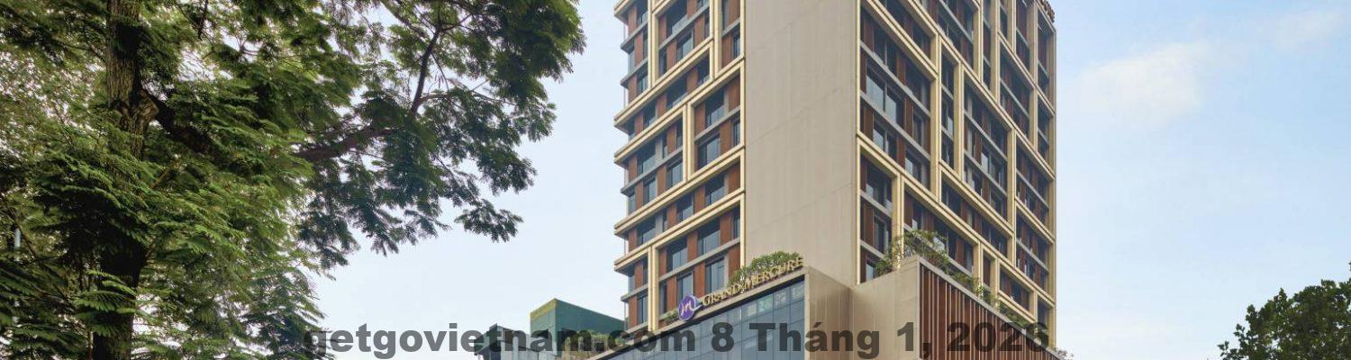 Đánh giá Grand Mercure Hanoi 2026: Khách sạn 5 sao nội đô đáng tiền không? 2 Toàn cảnh khách sạn Grand Mercure Hanoi nhìn từ bên ngoài – phong cách hiện đại giữa khu phố Cát Linh