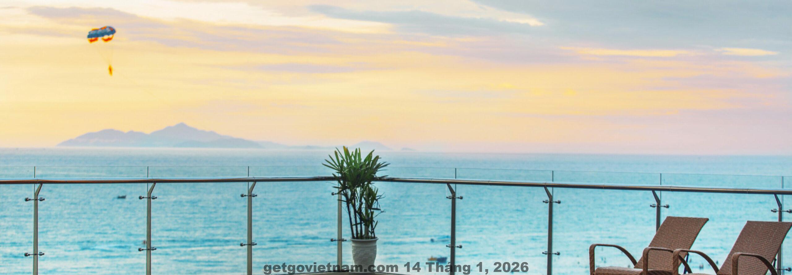 Hồ bơi rooftop tại Serene Sea Beach Hotel Danang nhìn ra khu vực biển