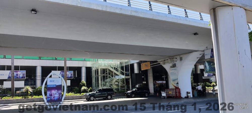 New Airport Hotel Hà Nội Review 2026: Có nên nghỉ gần sân bay Nội Bài? 5 Nhân viên lễ tân New Airport Hotel hỗ trợ khách làm thủ tục