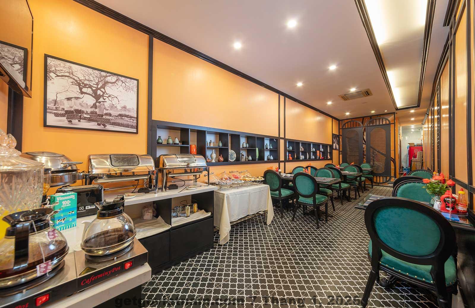 Khu vực ăn sáng tại khách sạn Omina Travel Hanoi với thực đơn đơn giản