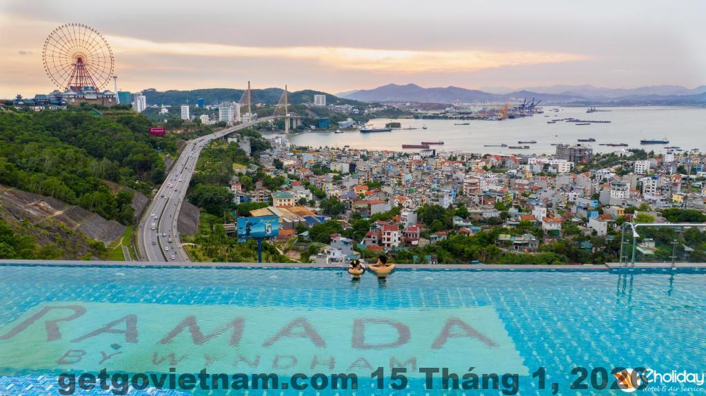 Hồ bơi trong nhà tại RAMADA Hotel and Suites by Wyndham Halong Bay View