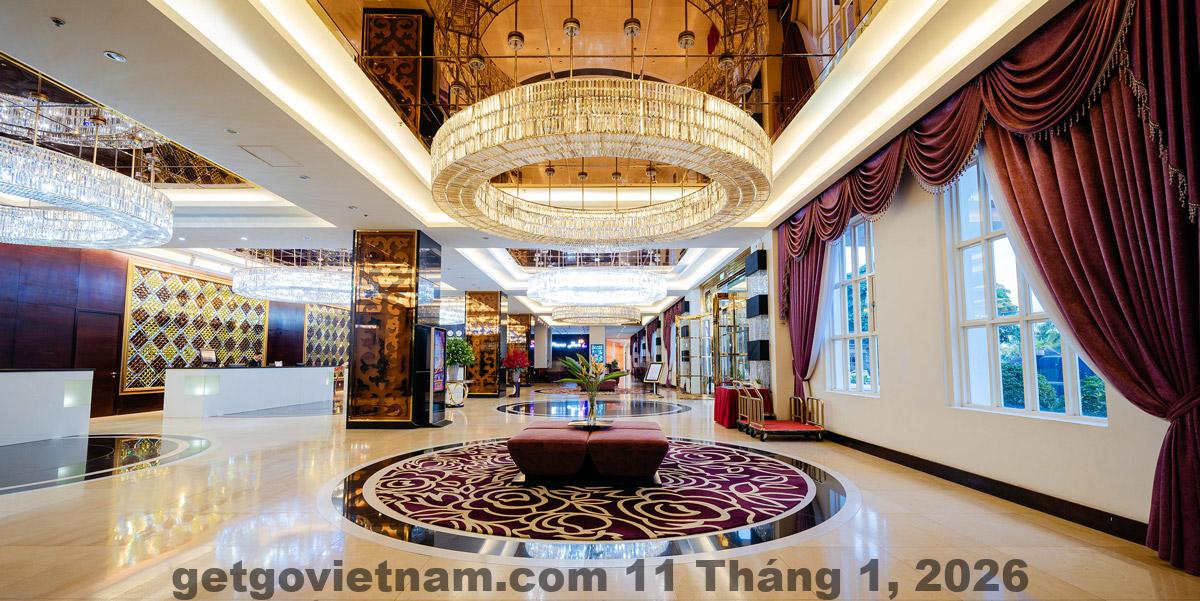 Toàn cảnh Khách sạn Hạ Long Royal Hotel nhìn từ bên ngoài với kiến trúc quy mô lớn tại Bãi Cháy