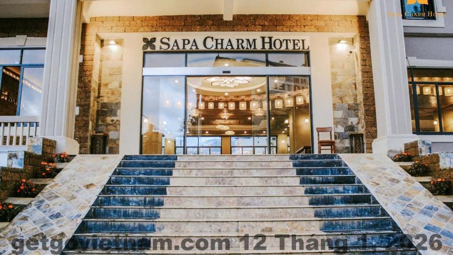 Nhân viên lễ tân Sapa Charm Hotel thân thiện và hỗ trợ khách