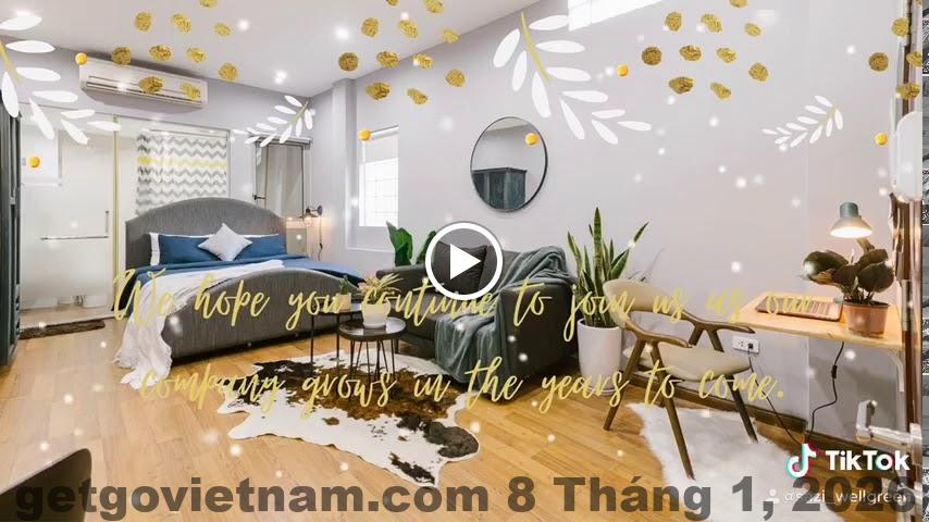 Không gian lễ tân và khu sinh hoạt chung tại Hanoi Vibes Hostel & U Bread với nhân viên thân thiện