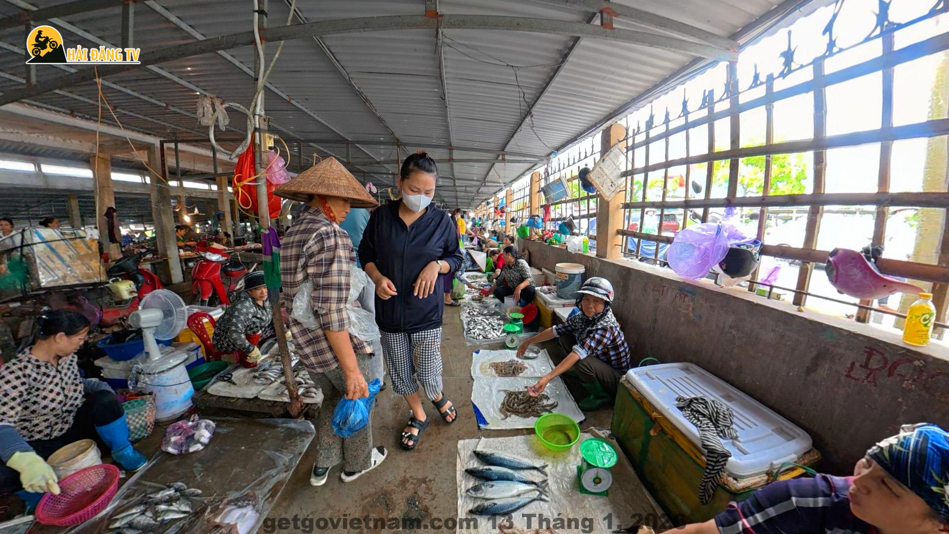 Hồ bơi ngoài trời rộng rãi, lý tưởng cho những ai yêu thích không gian thư giãn.