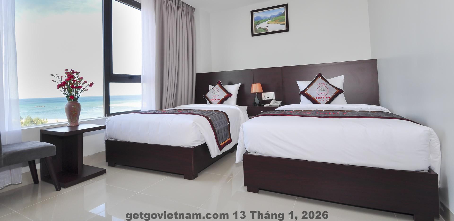 Nhân viên khách sạn An Bình đang hỗ trợ khách hàng.