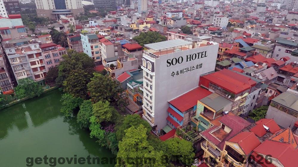 Khu vực lễ tân Le Grand Hanoi Hotel - The Oriental với đội ngũ nhân viên thân thiện.