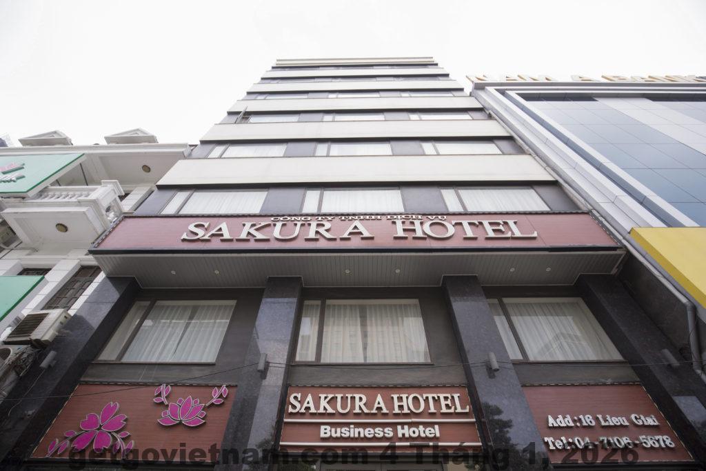 Mặt tiền Sakura Hotel Hà Nội ban đêm – khách sạn sạch, hiện đại ở Ba Đình