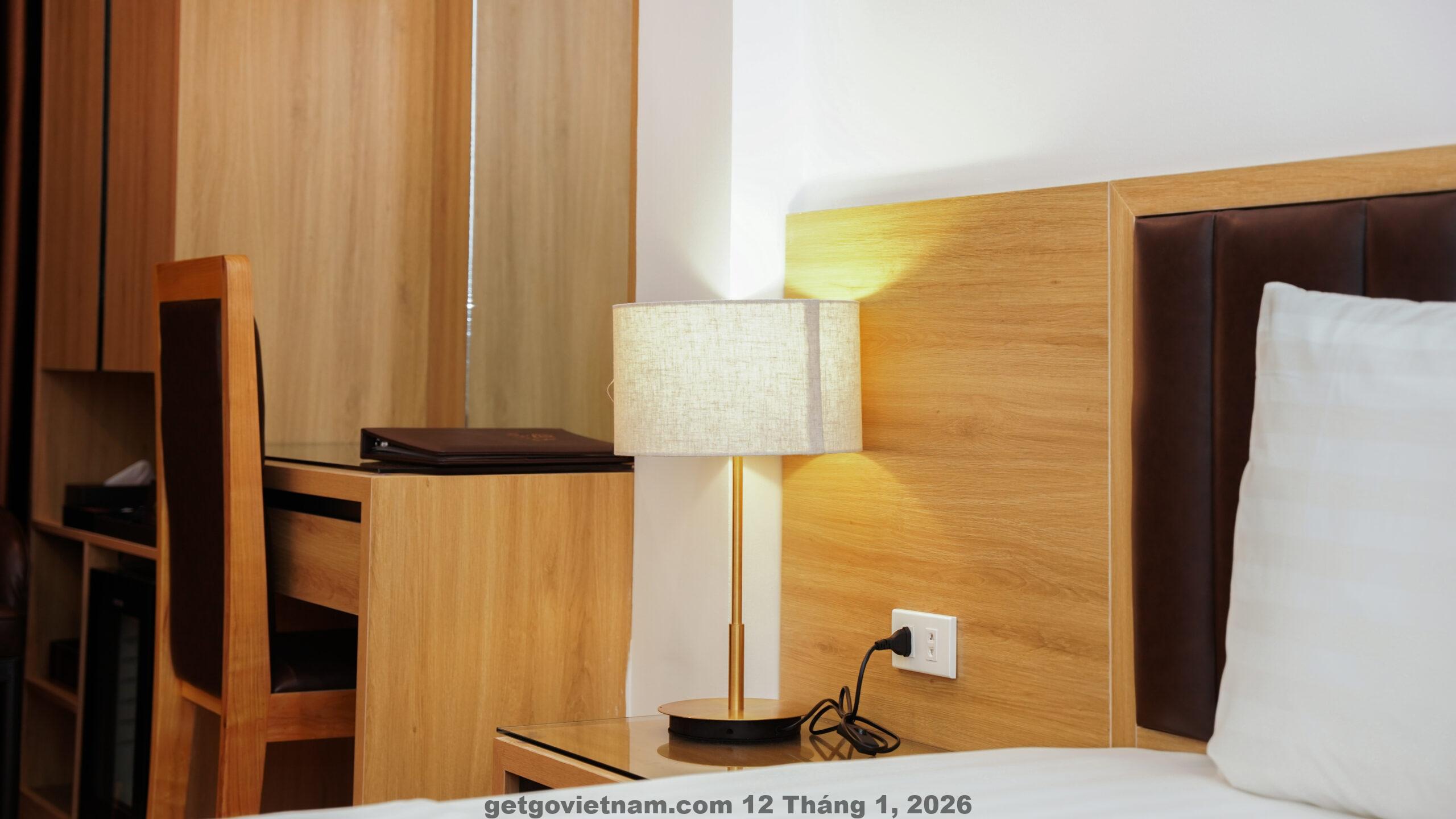 Khu vực sảnh lễ tân Lam Anh Hotel gọn gàng, sáng sủa