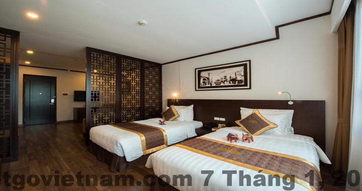 Phòng ngủ Thang Long Opera Hotel nội thất gỗ phong cách cổ điển
