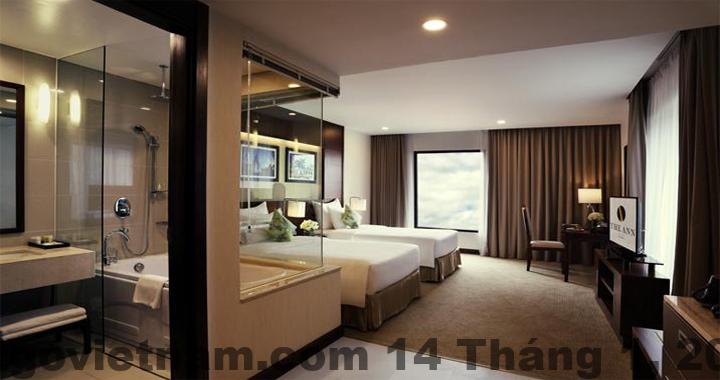 Khu vực lễ tân khách sạn The Ann Hà Nội với nhân viên phục vụ chuyên nghiệp và lịch sự