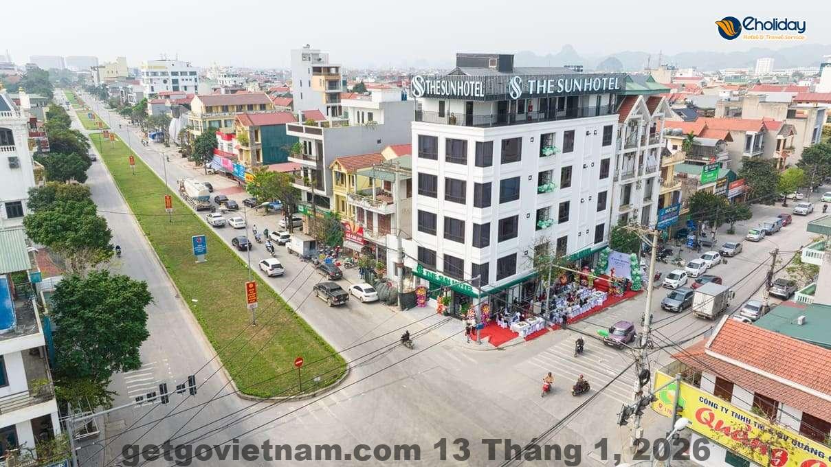 Hồ bơi tại khách sạn, tuy nhỏ nhưng vẫn là nơi thư giãn lý tưởng cho khách