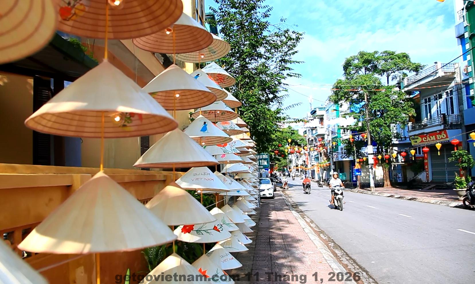 Khu ẩm thực và quán ăn địa phương gần khách sạn Hotel Anna Tiên Yên