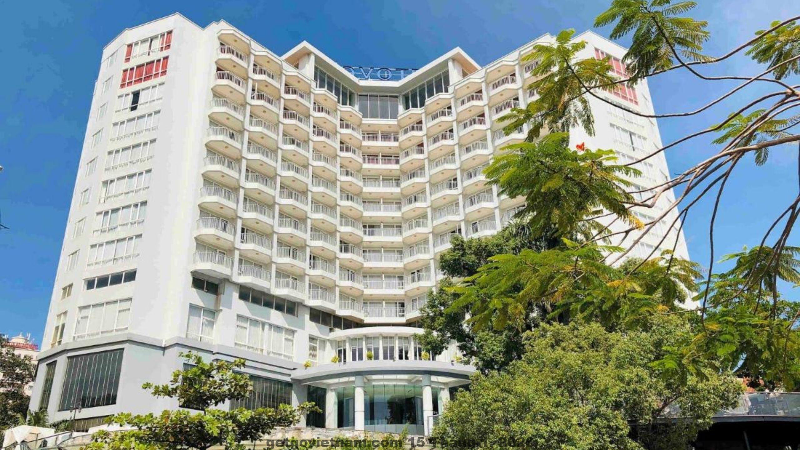 Vị trí D’Lioro Hotel & Resort trên đồi Hải Quân, nhìn xuống vịnh Hạ Long